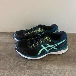 Asic women running shoes. Size 10. Get 2000. Like new